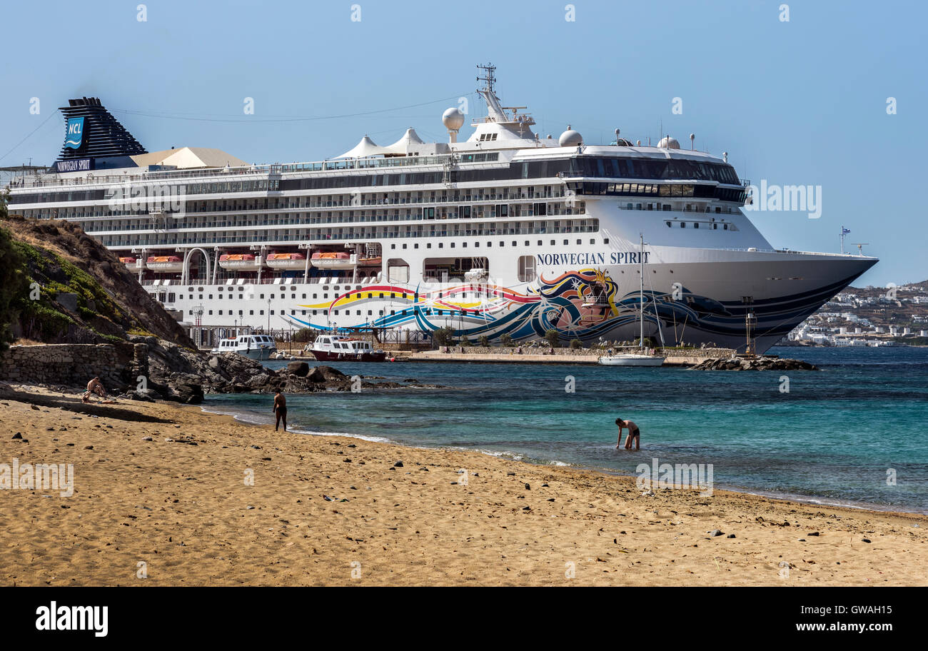 Un bateau de croisière dans le port de Mykonos. Banque D'Images