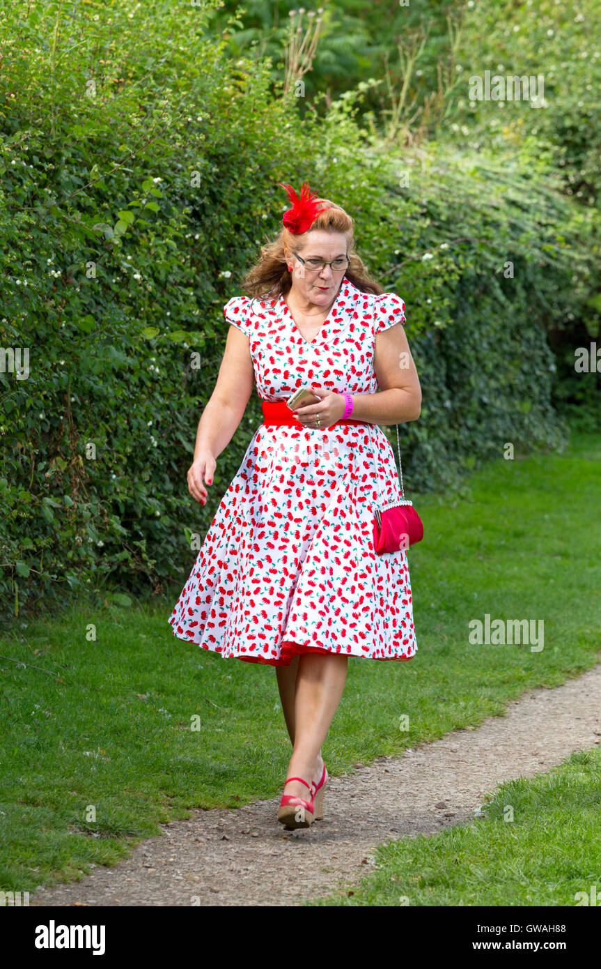 Dame en 1950 robe à pois, England, UK Photo Stock - Alamy