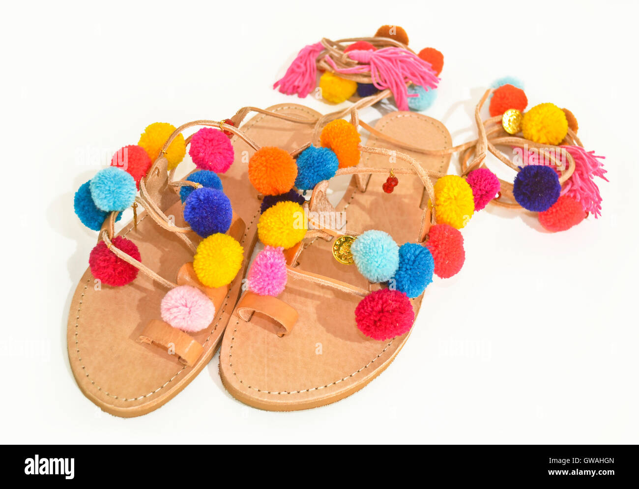 Sandales en cuir grec bohème pom pom Banque D'Images