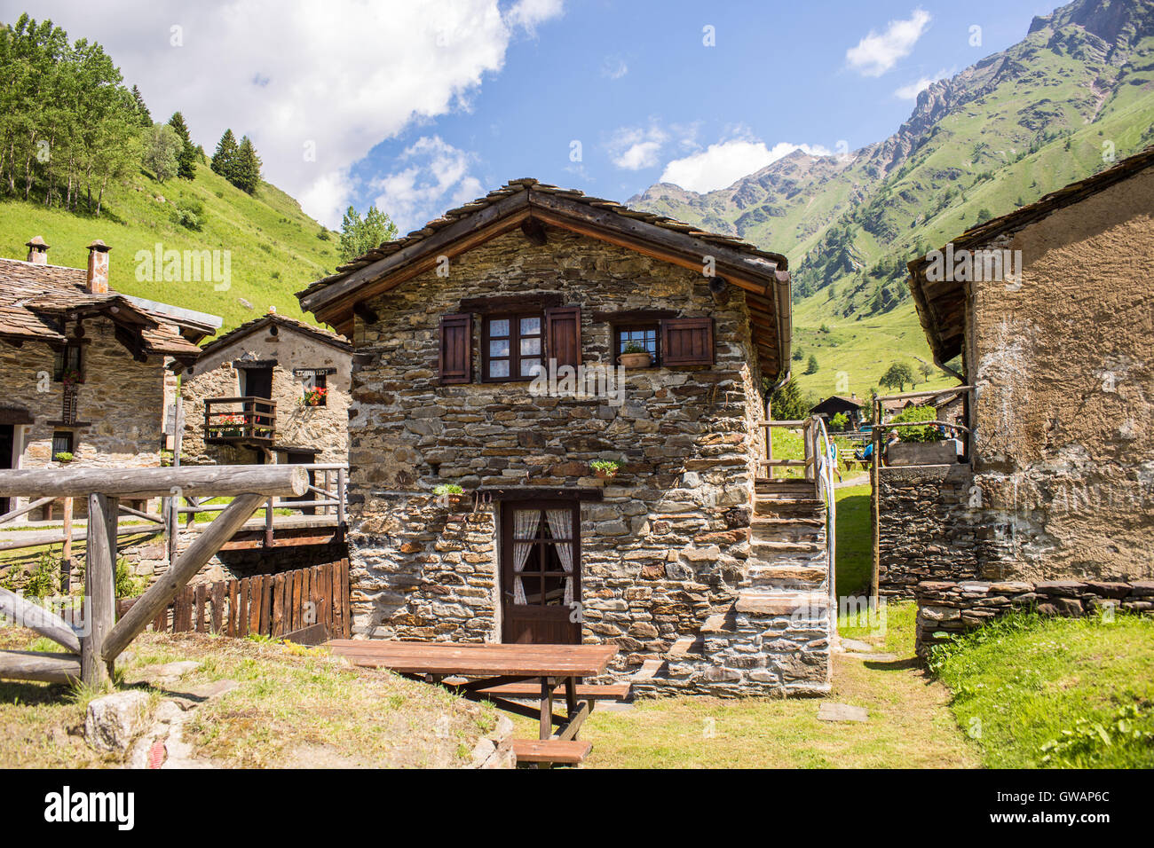 Chalets en pierre sur une vue sur la montagne - Ponte di Legno, Italie Banque D'Images