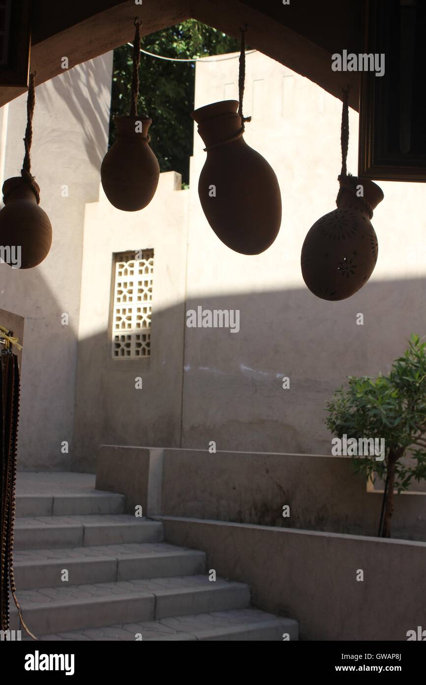 Un magasin de souvenirs dans la ville de Nizwa, Oman, près du célèbre château. De nombreux vases en terre cuite de différentes tailles et couleurs, po Banque D'Images