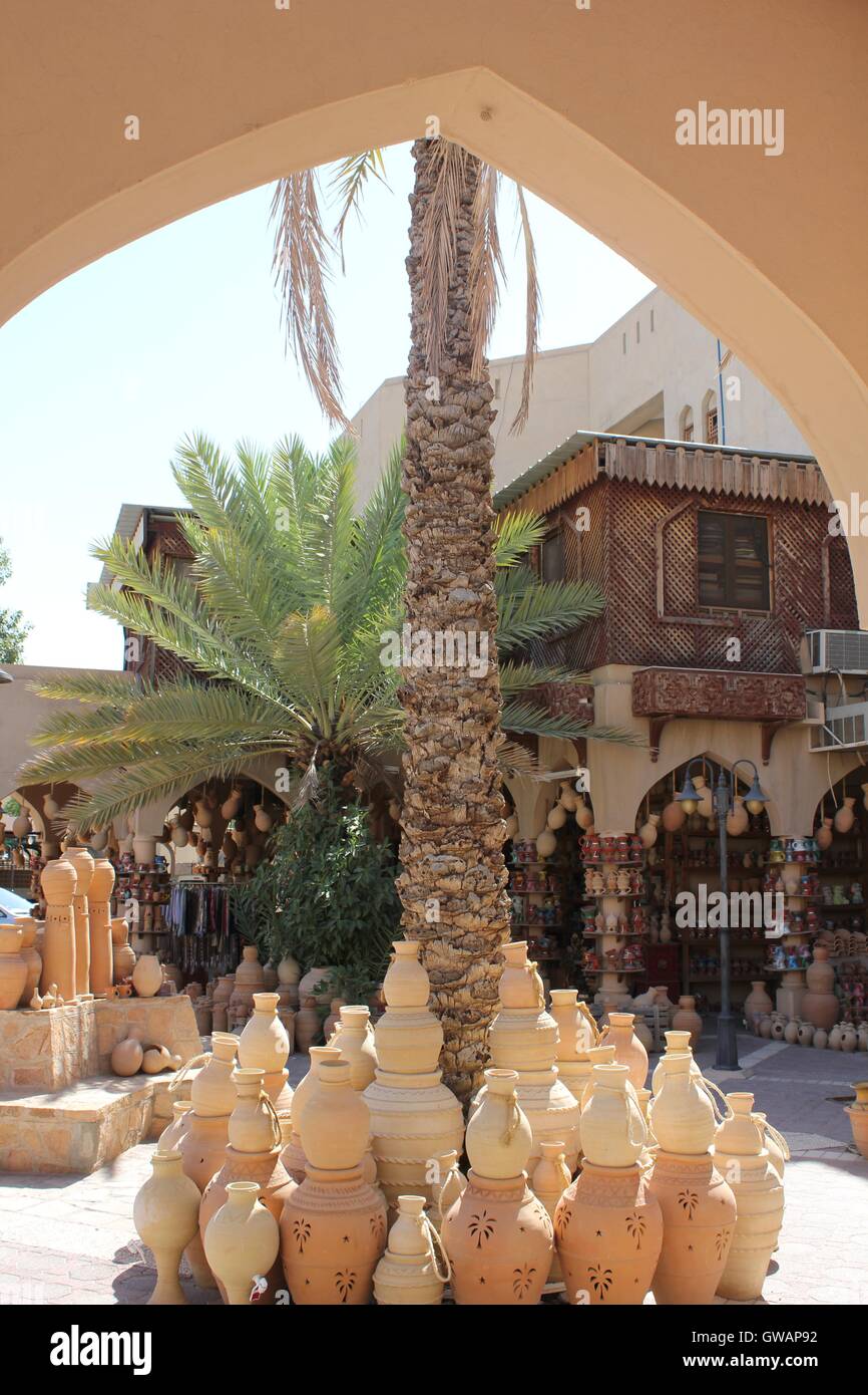 Un magasin de souvenirs dans la ville de Nizwa, Oman, près du célèbre château. De nombreux vases en terre cuite de différentes tailles et couleurs, po Banque D'Images