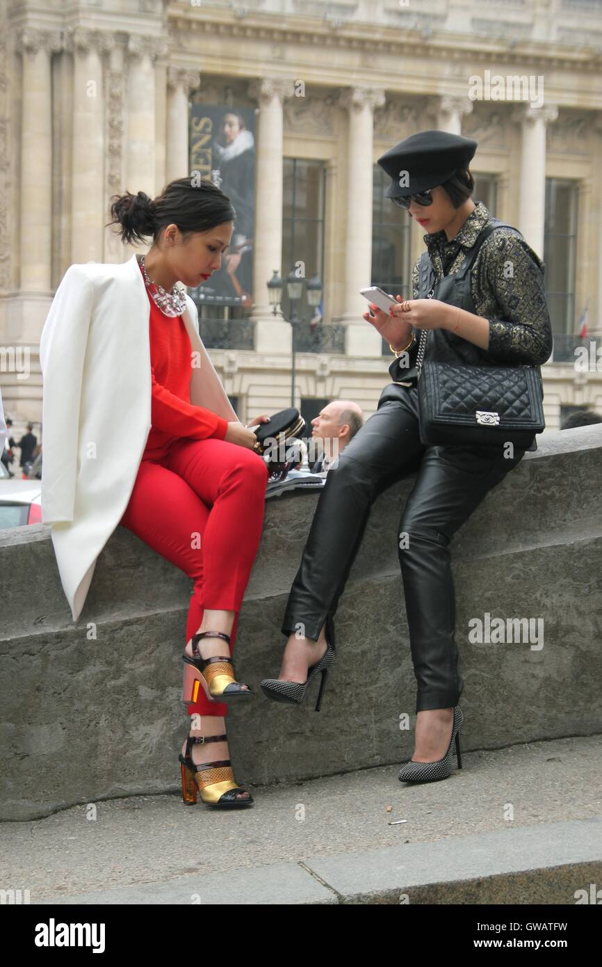 Les asiatiques en Chanel modèle Paris fashion week show Banque D'Images