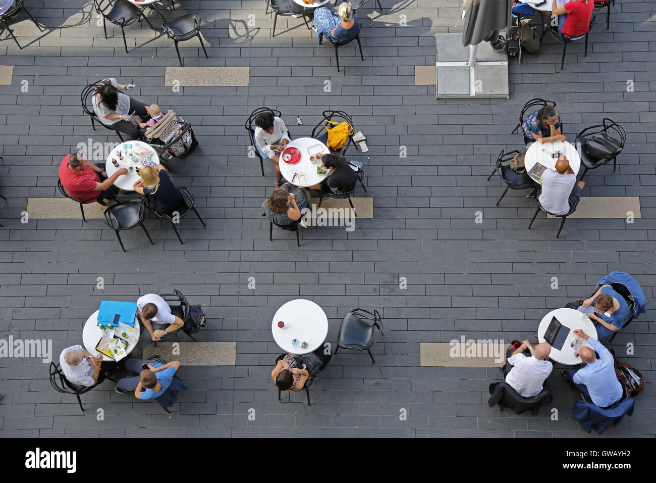 Les clients de l'extérieur au café le Royal Festival Hall de Londres (vue de dessus). Banque D'Images