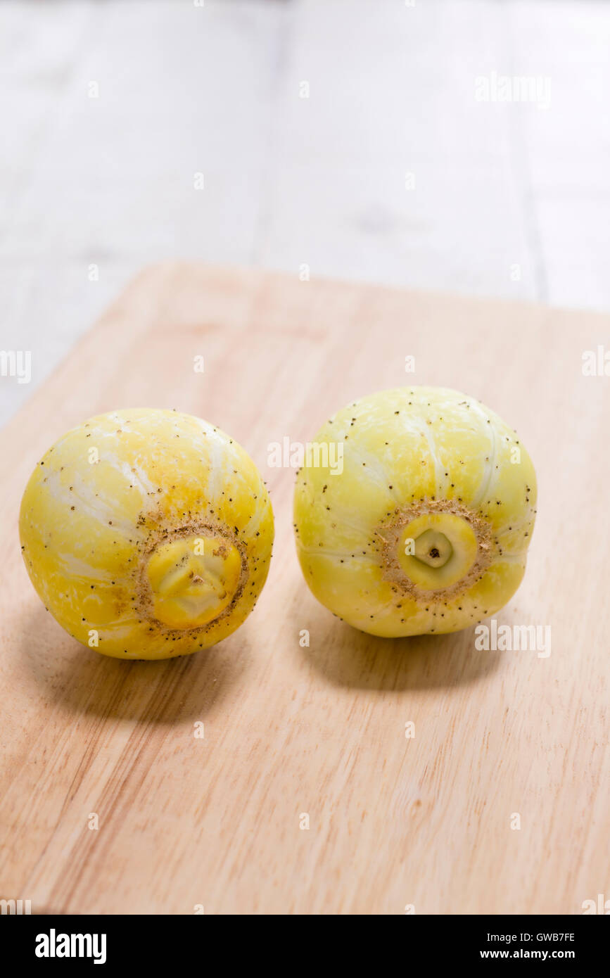 Un héritage variété de concombre 'lemon' en cours de préparation dans la cuisine. Banque D'Images