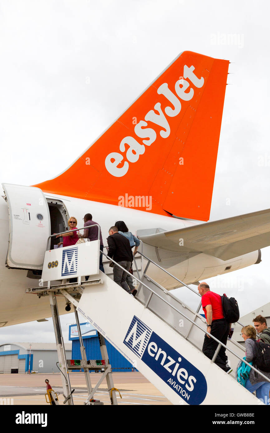 Les passagers d'un avion Easyjet à l'aéroport de Luton, Luton, Royaume-Uni Banque D'Images