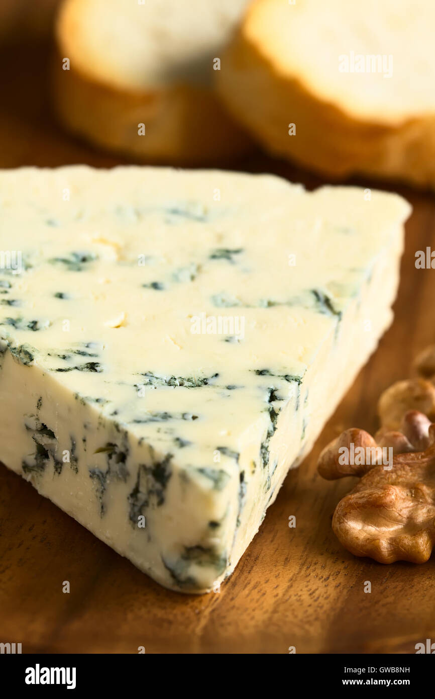 Le fromage bleu avec le noyer et tranches de pain sur la plaque en bois, photographié avec une lumière naturelle (Selective Focus) Banque D'Images