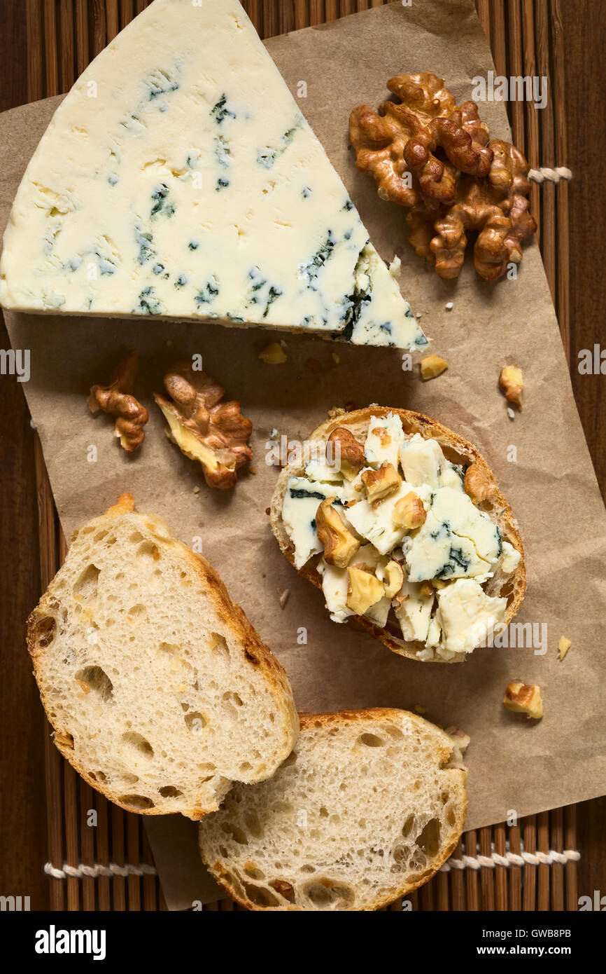 Fromage bleu et noyer canape, frais généraux photographié avec une lumière naturelle (Selective Focus) Banque D'Images