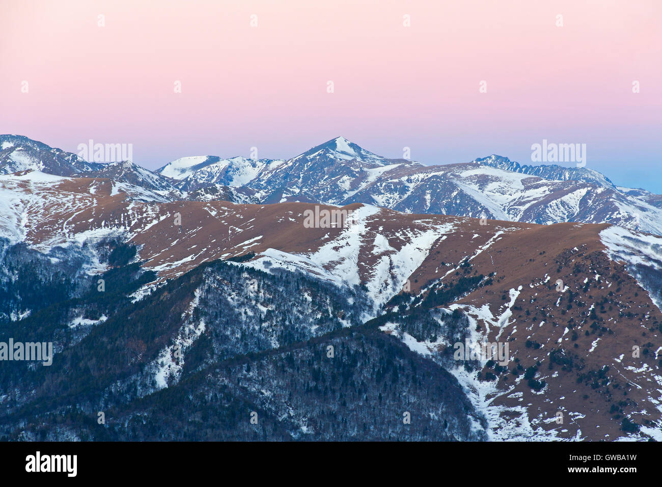 Le matin d'hiver dans la zone de montagnes en Arkhyz (Russie) avec des pentes couvertes de neige, haut de pics allumée par la lumière du soleil Banque D'Images