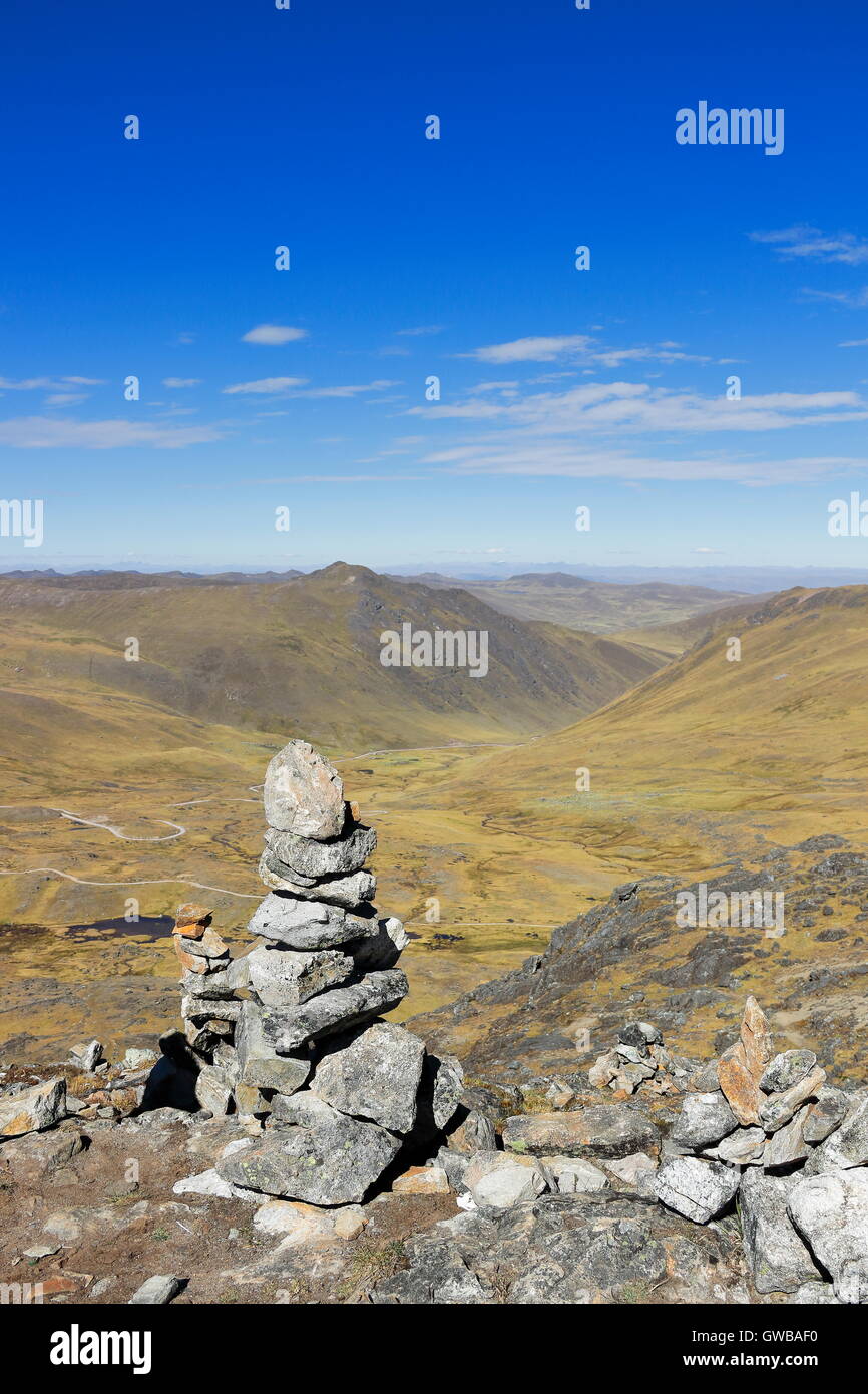 Formar apachetas antigua es una costumbre sobre todo en las alturas de la sierra. Banque D'Images