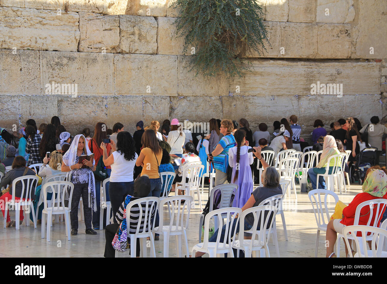 Womens femmes priant au côté de l'ouest de mur des Lamentations qui est également connu comme le Kotel, la très sainte site pour Je Banque D'Images