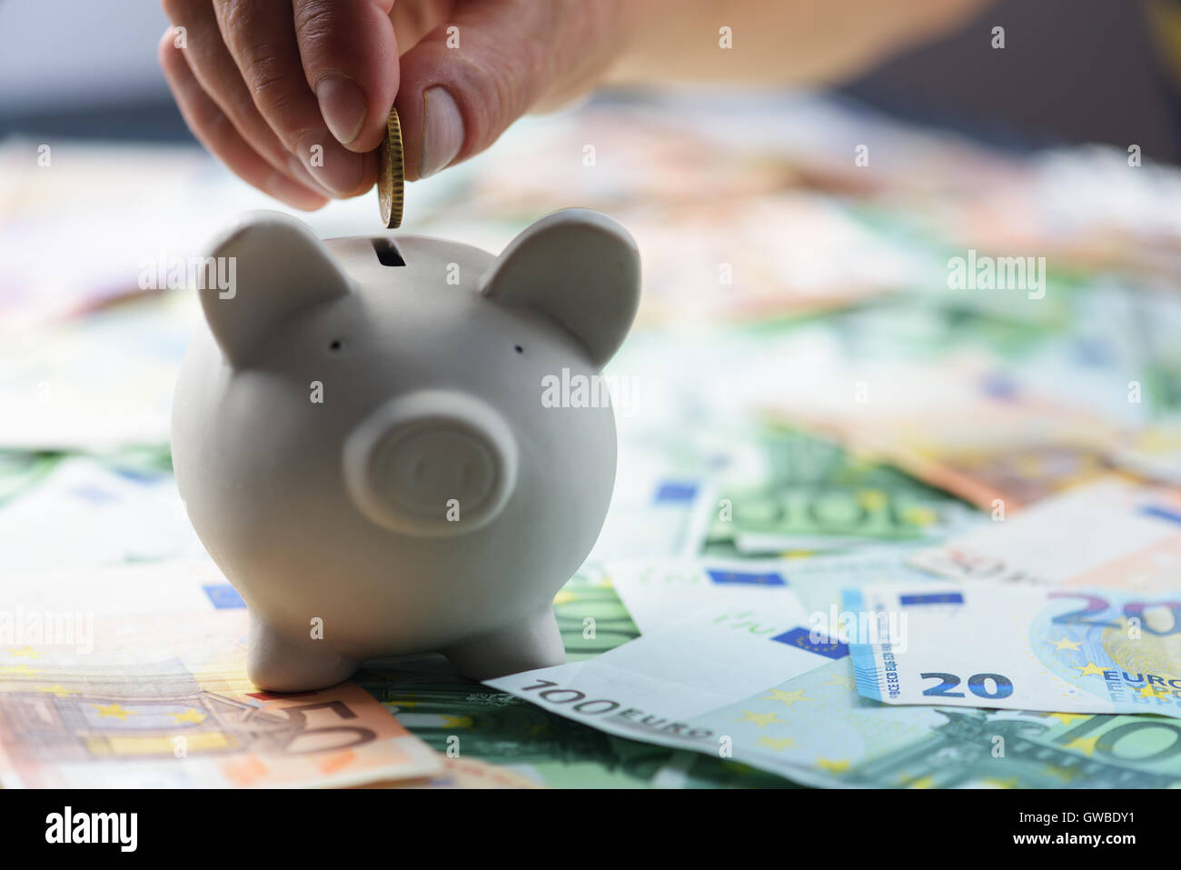 Cochon tirelire avec pièce d'or Banque D'Images