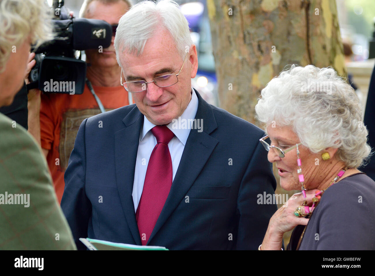 John McDonnell MP (Travail : Glasgow) le poste à Whitehall, Sept 2016 Banque D'Images