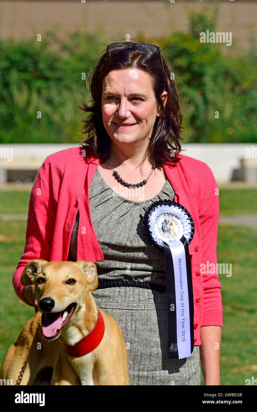 Rebecca Harris MP (conservateur ; Château Point) avec son chien Milo, qui est arrivé second dans la Westminster Dog de l'année 2016. Banque D'Images