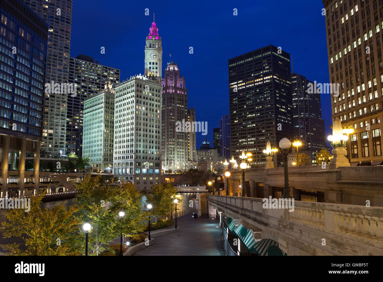 Chicago. Image de Chicago Downtown riverfront au crépuscule. Banque D'Images