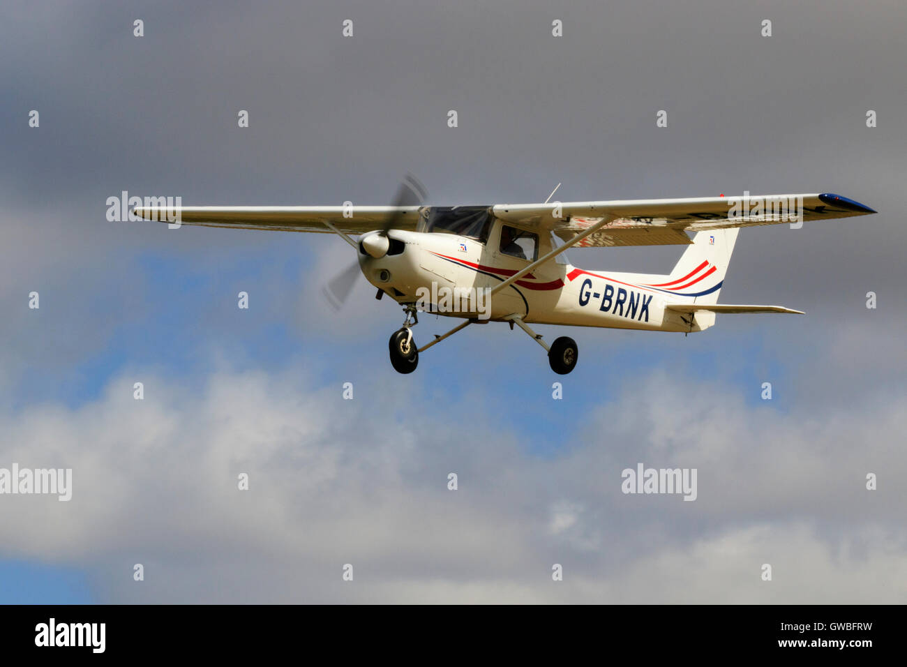 Cessna 152 G-BRNK en vol à l'Aérodrome de Netherthorpe Banque D'Images