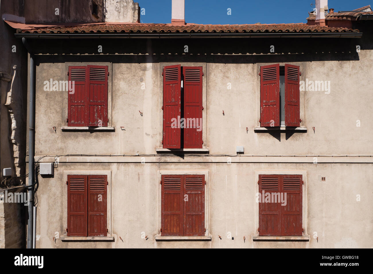 Volets rouges à Arles, France Banque D'Images