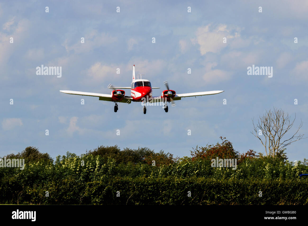 Piper Pa 23 160 Apache N909ph A L Atterrissage A Breighton Airfield Photo Stock Alamy
