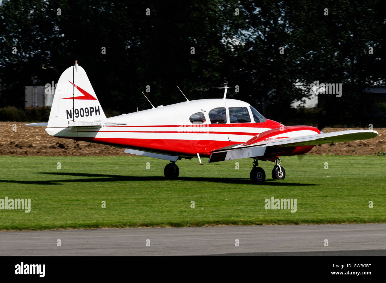 Piper Pa 23 160 Apache N909ph Sur La Piste Apres L Atterrissage A Breighton Airfield Photo Stock Alamy