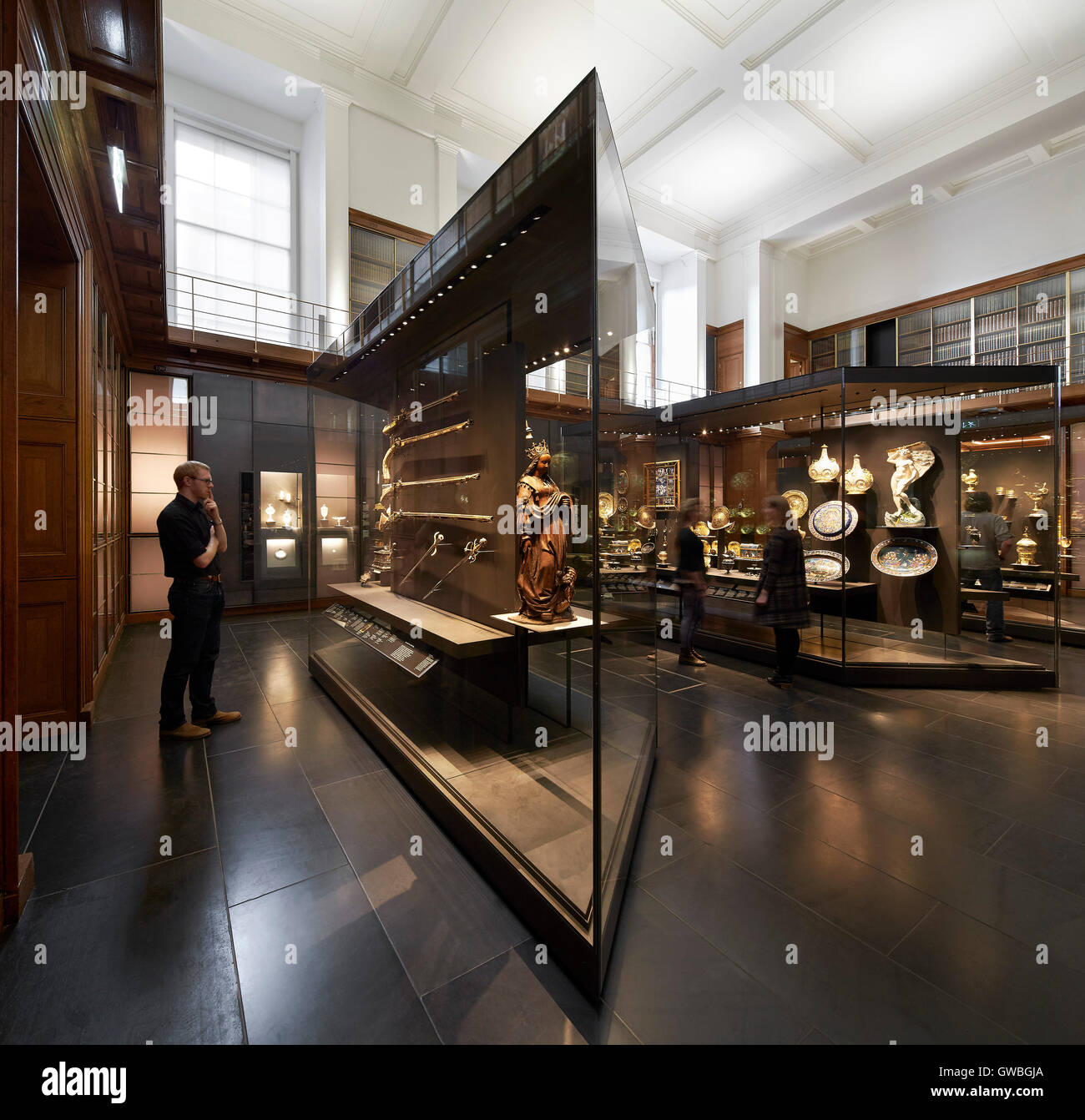 Avec en vedette rhomboïdale visiteurs dans un espace de galerie. Waddesdon Legs Gallery au British Museum, Londres, Royaume-Uni. Architecte : Stanton Williams, 2015. Banque D'Images