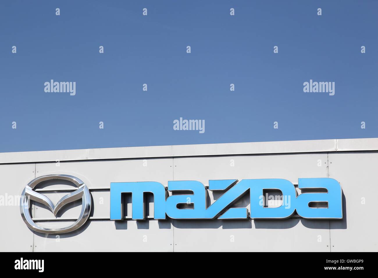 Logo Mazda sur une façade Banque D'Images