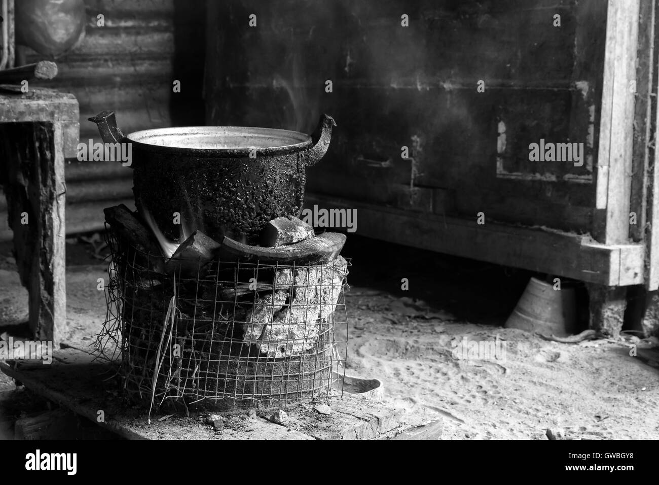 Cuisiner avec du charbon de bois. Cuisine traditionnelle thaïlandaise de charbon de bois poêle en argile. Noir et blanc couleur clé faible. Banque D'Images