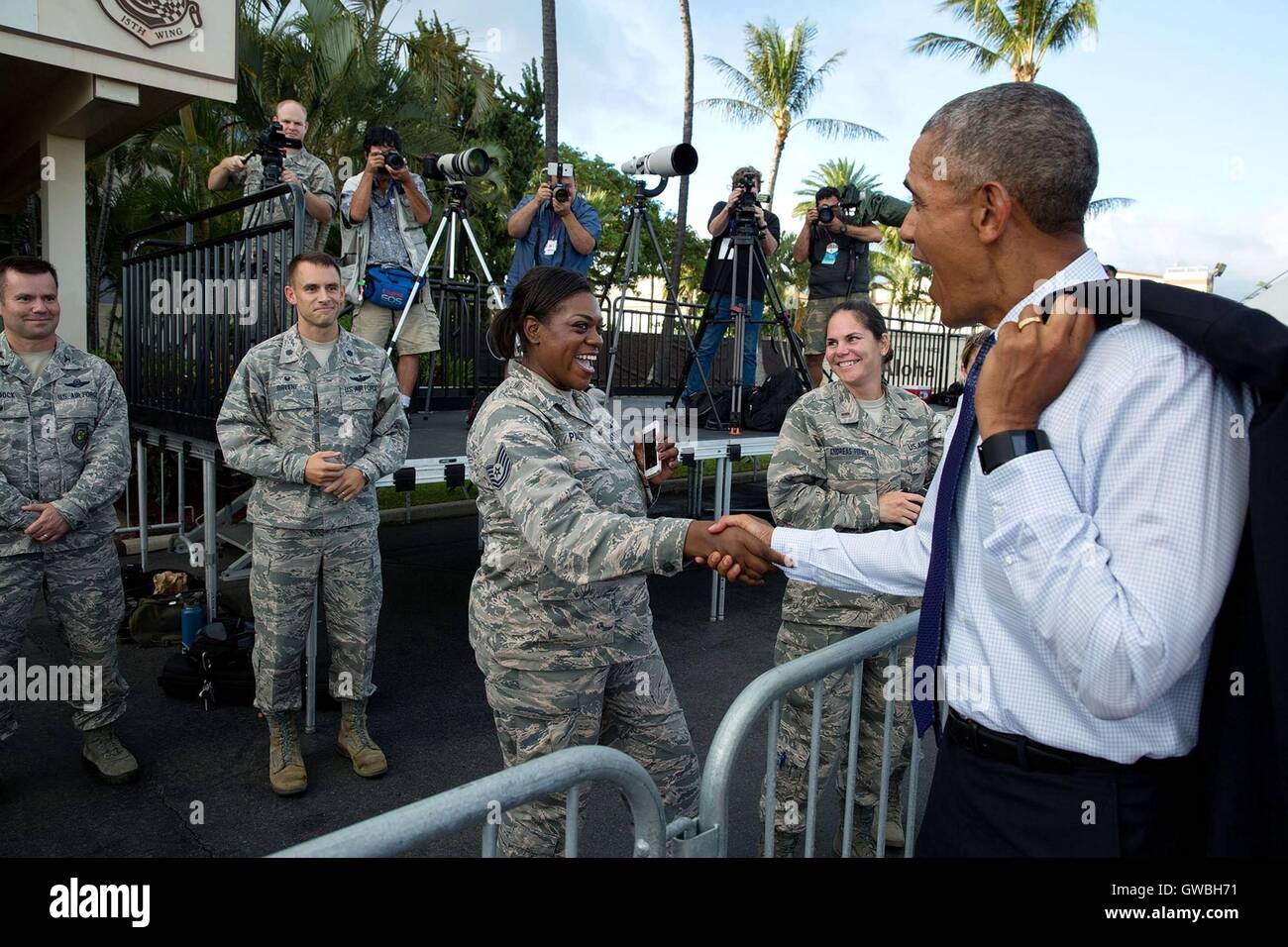 Président américain Barack Obama salue les membres de service at Joint Base Pearl Harbor-Hickam avant sa visite à l'atoll de Midway, le 1 septembre, 2016 dans le Papahanaumokuakea Marine National Monument, nord-ouest des îles Hawaii. Banque D'Images