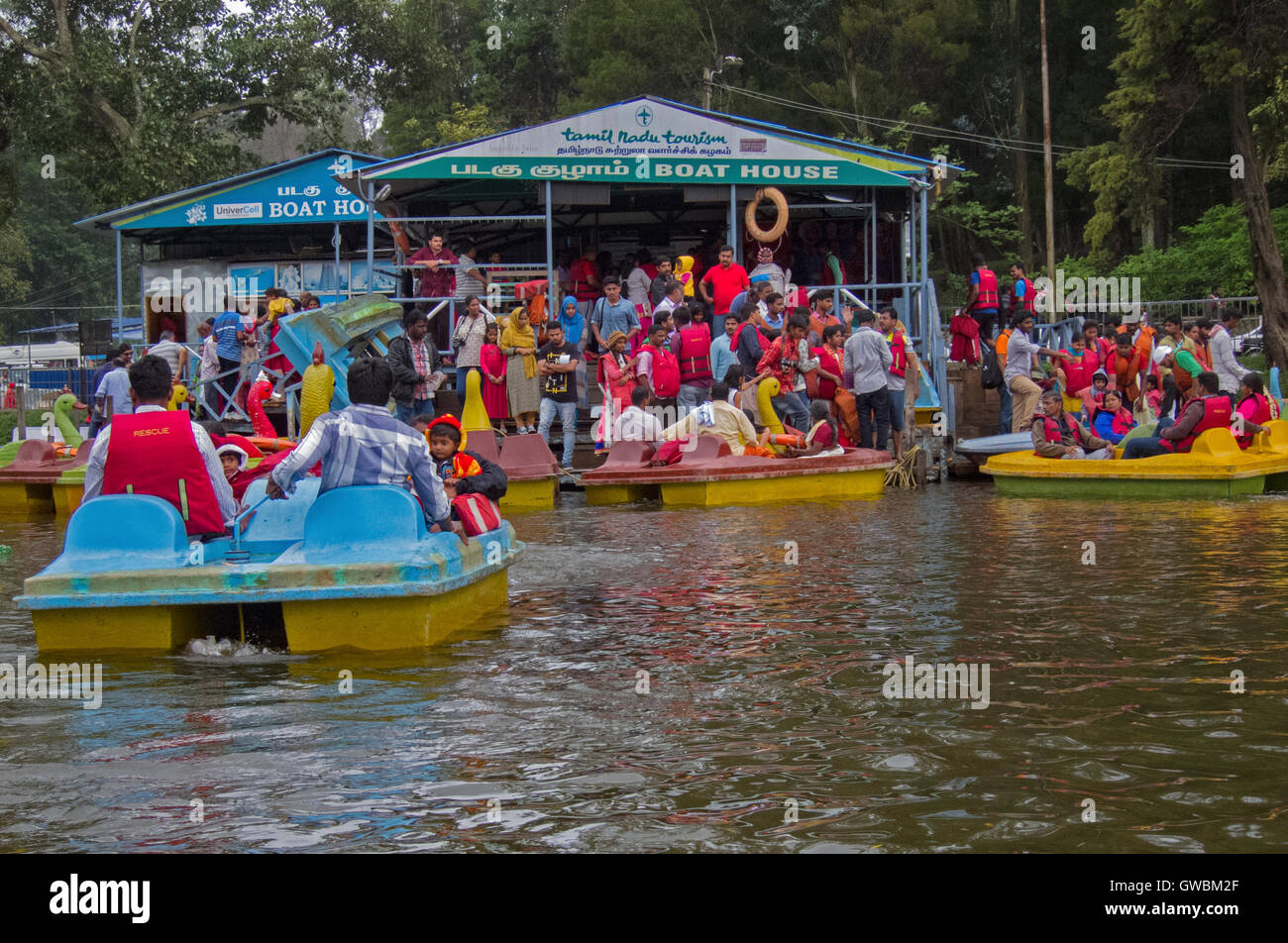 Nautisme dans Kodaikanal Lake Banque D'Images
