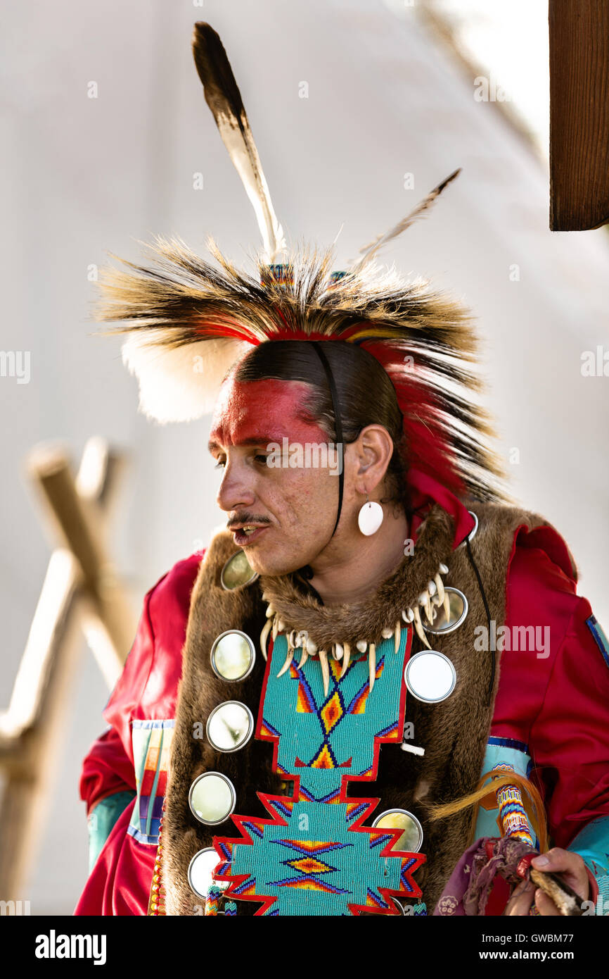 Un danseur de la population d'Arapahoe en costume traditionnel au village indien au cours de Cheyenne Frontier Days le 25 juillet 2015 à Cheyenne, Wyoming. Frontier Days célèbre les traditions de l'ouest cowboy avec un rodéo, défilé et juste. Banque D'Images