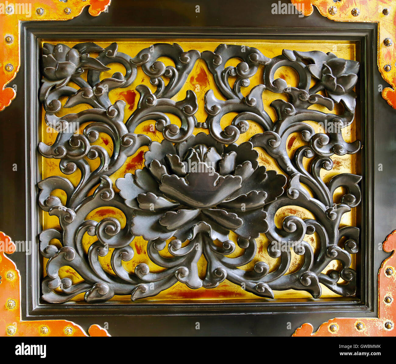 Lotus noir sur l'or décoration de porte dans un temple bouddhiste. Banque D'Images