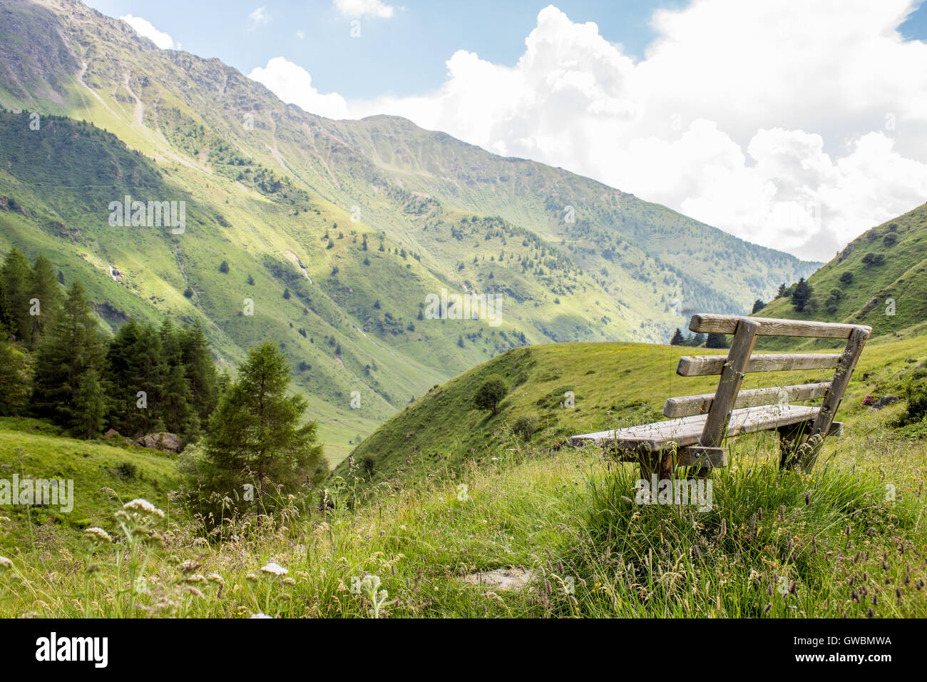Banc en bois en face de la vue étonnante sur la vallée et les montagnes Banque D'Images