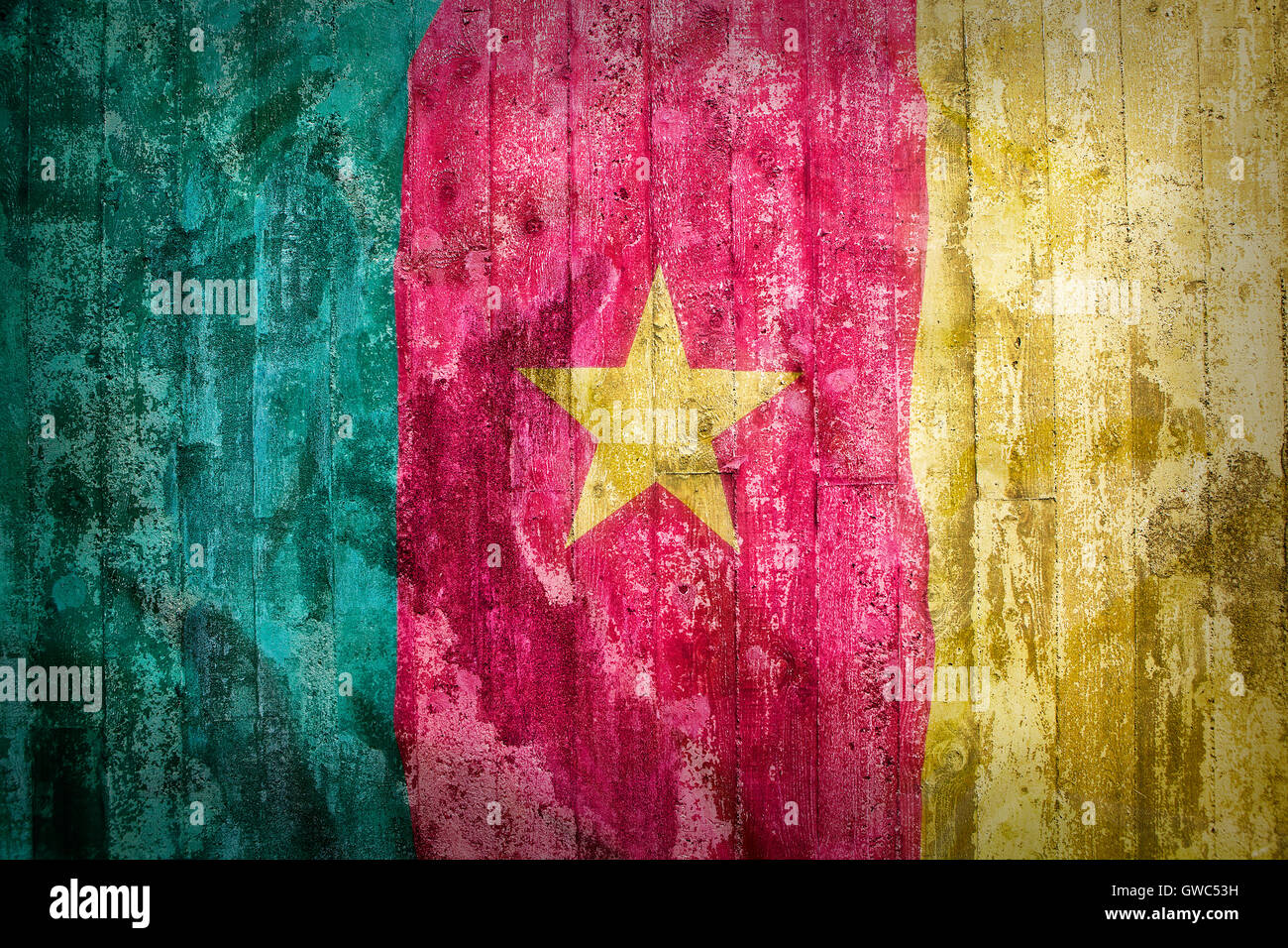 Grunge style du Cameroun drapeau sur un mur de brique pour le fond Banque D'Images