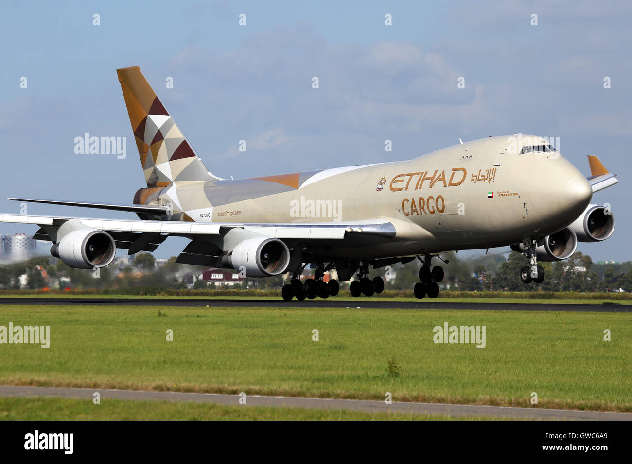 Etihad Airways (Atlas Air) approches Boeing 747-400 de la piste 18R de l'aéroport de Schipol à Amsterdam. Banque D'Images