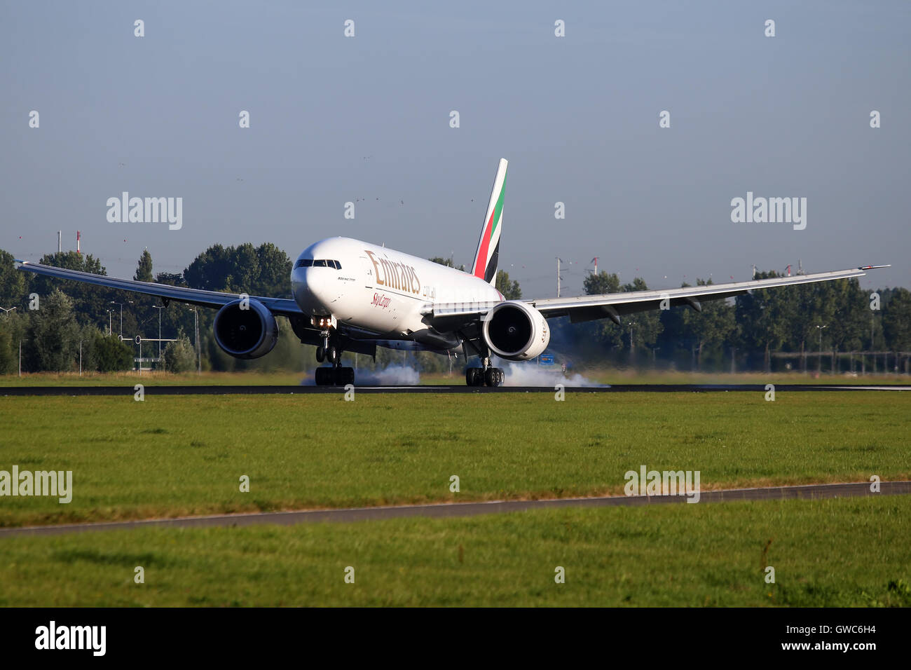 Emirates SkyCargo Boeing 777-200 atterrit sur la piste 18R de l'aéroport de Schipol à Amsterdam. Banque D'Images