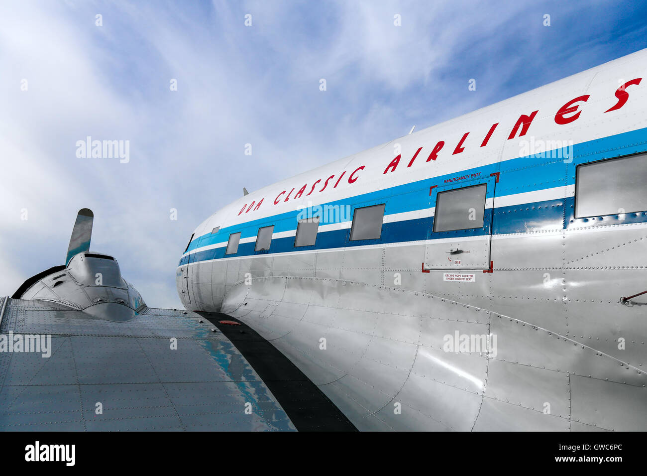 DDA Vols classique Douglas DC-3 se prépare pour un vol à l'aéroport Schipol d'Amsterdam. Banque D'Images