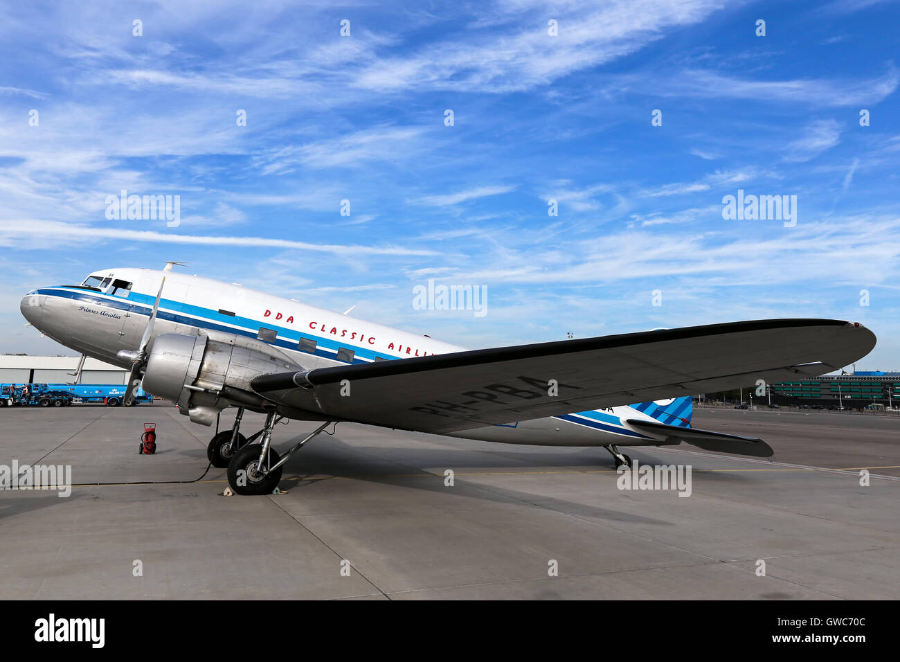 DDA Vols classique Douglas DC-3 se prépare pour un vol à l'aéroport Schipol d'Amsterdam. Banque D'Images