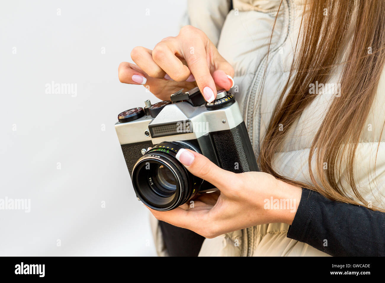 La fille avec la manucure française est prise en main de l'appareil Banque D'Images