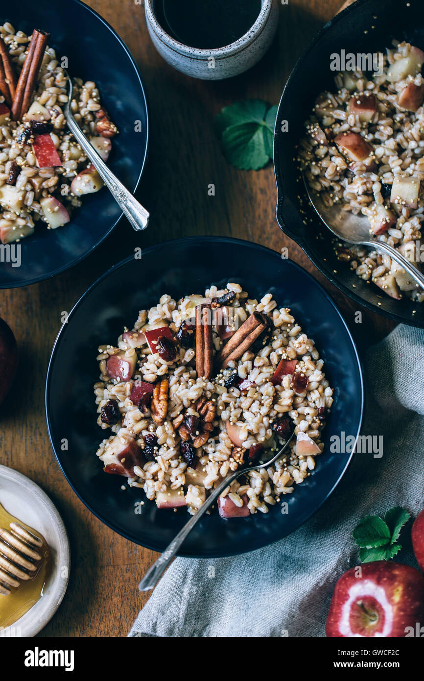 Deux bols de bol petit déjeuner chaud farro sont photographiés à partir de la vue supérieure. Banque D'Images