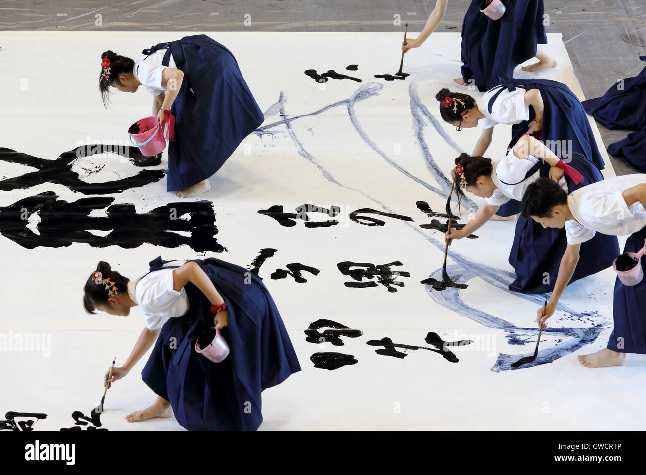Les écolières japonaises est en compétition pour les technologies de l'écrit dans un festival de calligraphie de Kagawa Banque D'Images