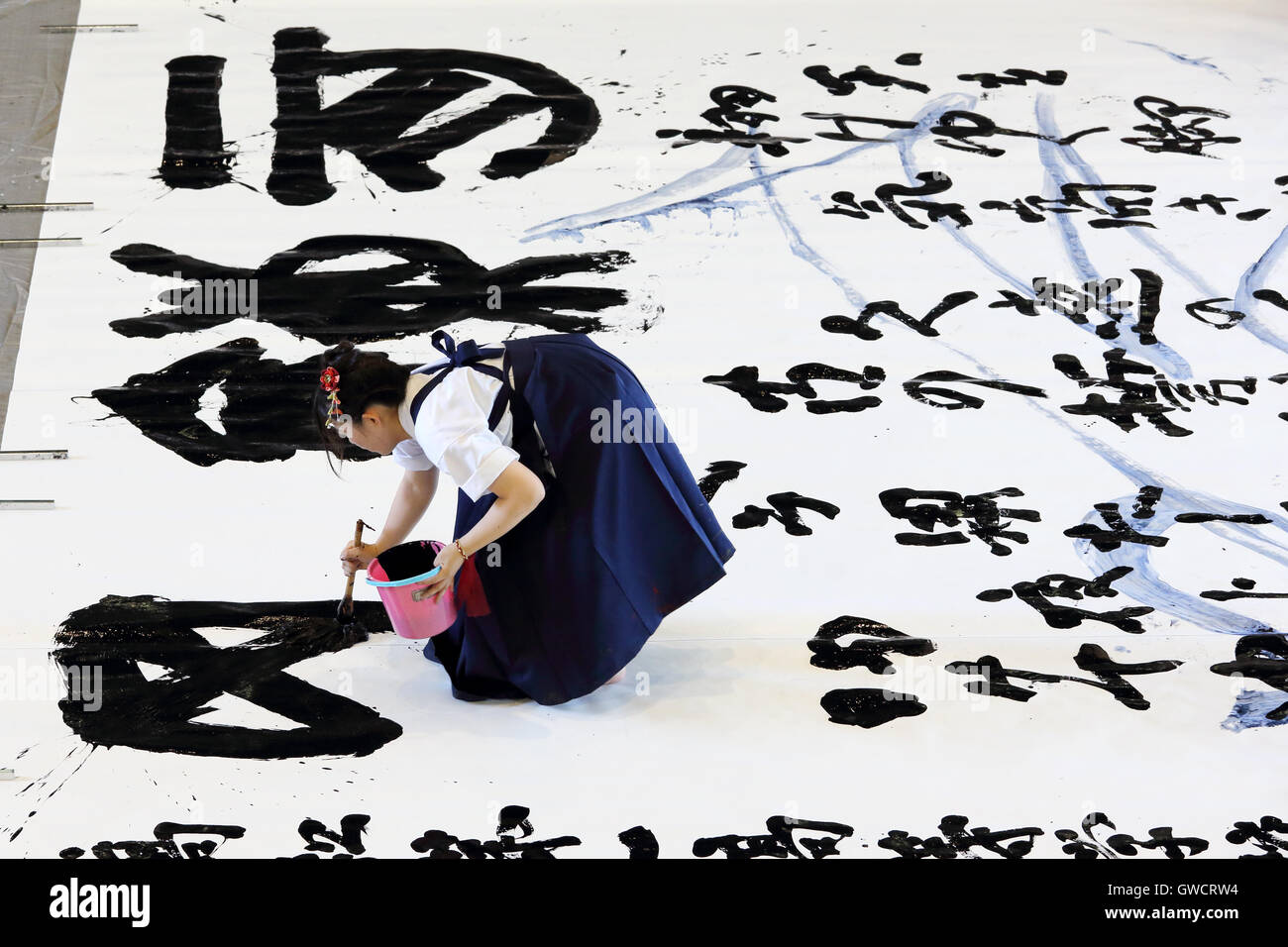 Japanese Schoolgirl est en compétition pour les technologies de l'écrit dans un festival de calligraphie de Kagawa Banque D'Images