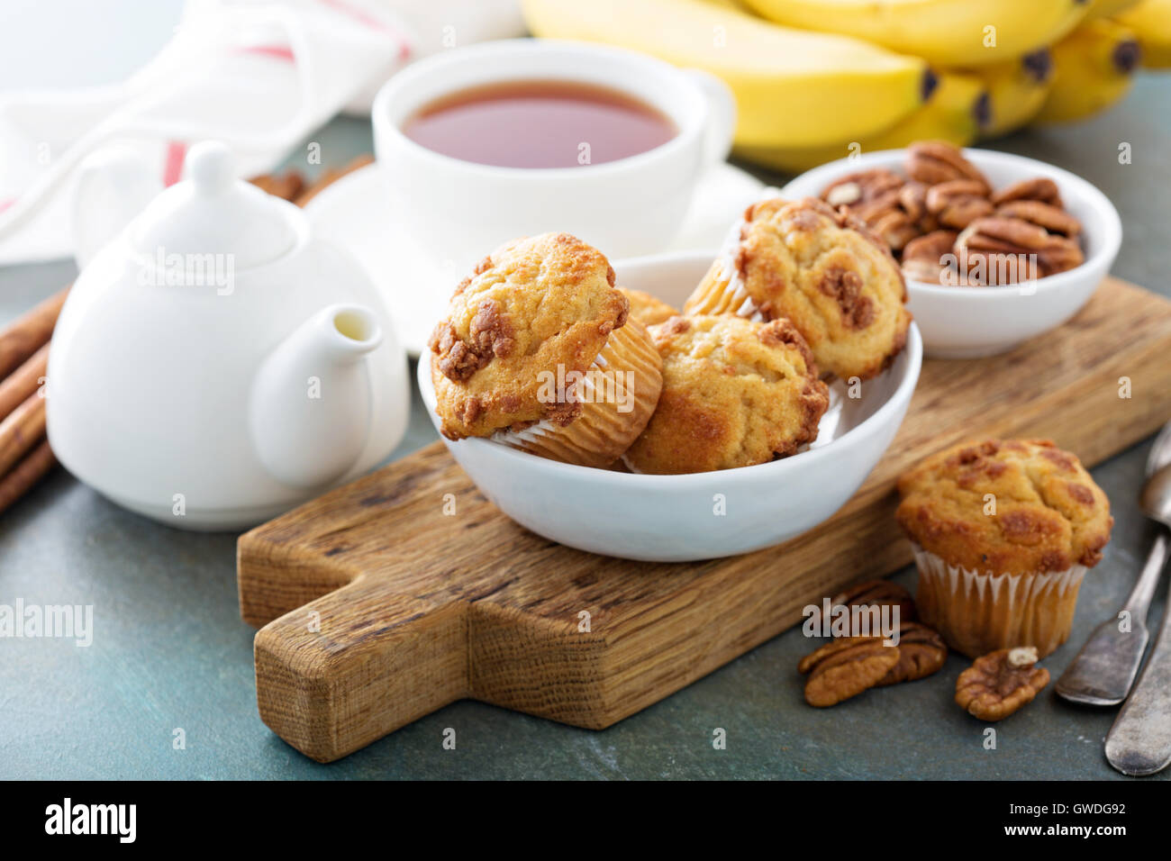 Muffins aux bananes sur grille de refroidissement Banque D'Images