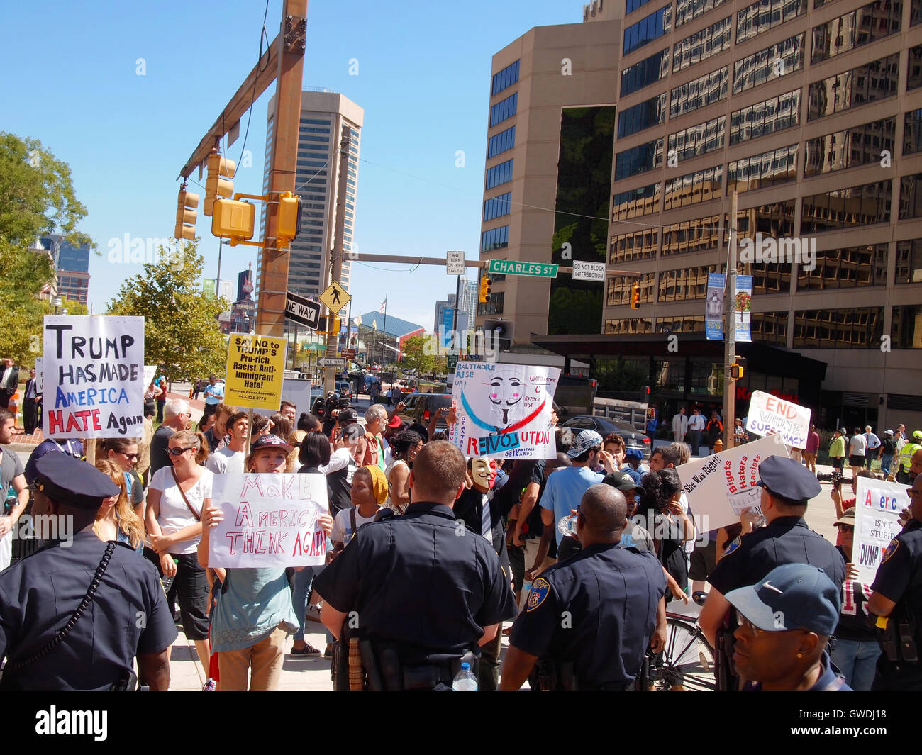 BALTIMORE, MD - 12 SEPTEMBRE : Police stand dans une ligne face à un groupe de manifestants anti avec Donald Trump signe à Pratt et St. Banque D'Images