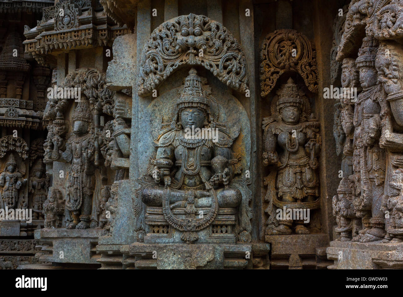 Sculpture sur culte de la déité dans la paroi extérieure du temple Chennakesava à Somanathapura, Karnataka, Inde,Asia Banque D'Images