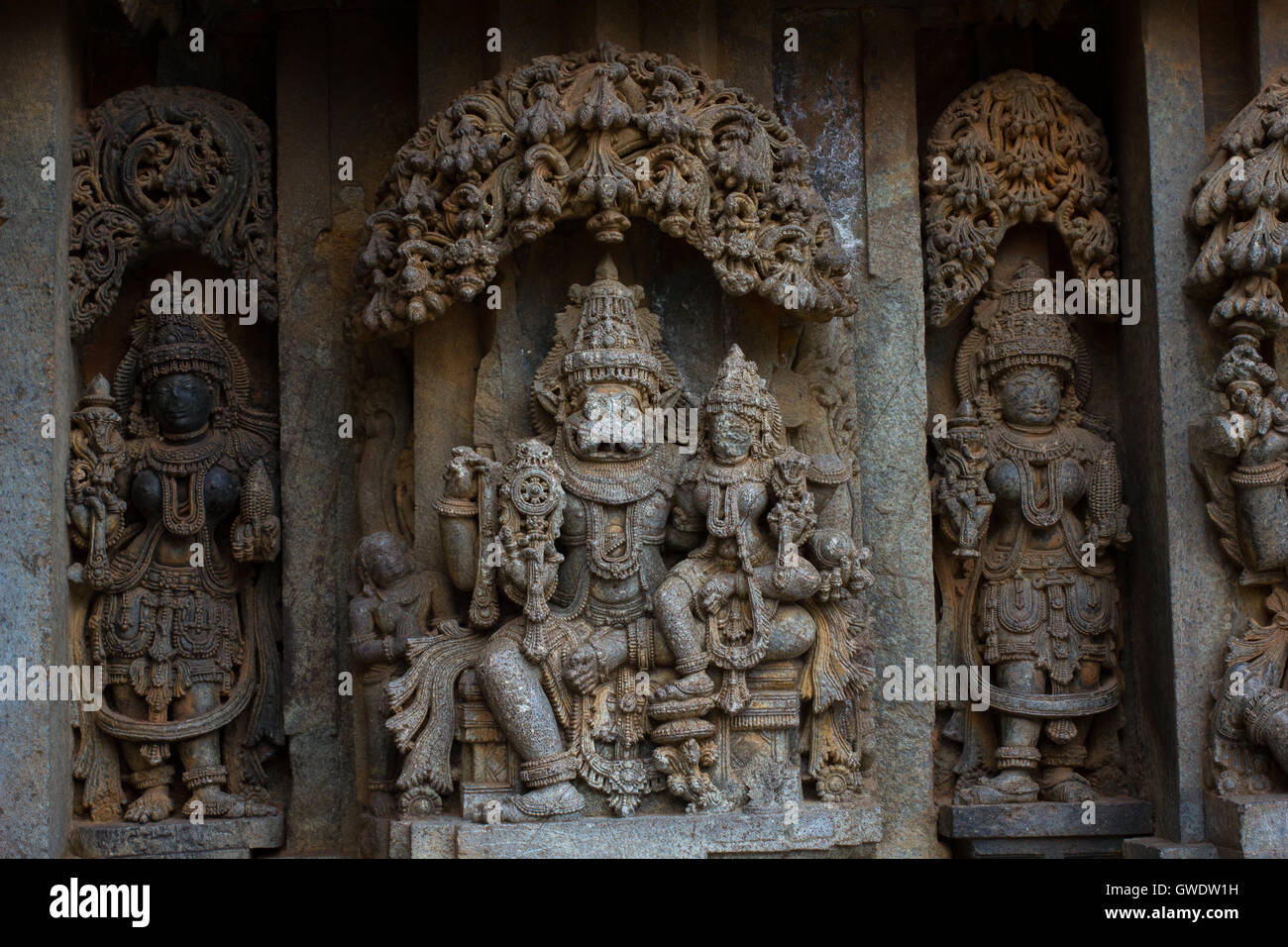 Close up de la déité sculptureof Narasimha sur la paroi extérieure de culte dans le temple de Chennakesava Somanathapura, Karnataka, Inde, Asie Banque D'Images