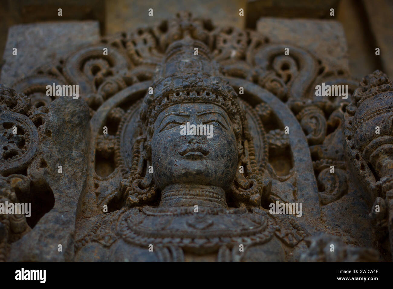 Close up de la déité sculpture sur la paroi extérieure de culte dans le temple de Chennakesava Somanathapura, Karnataka, Inde, Asie Banque D'Images