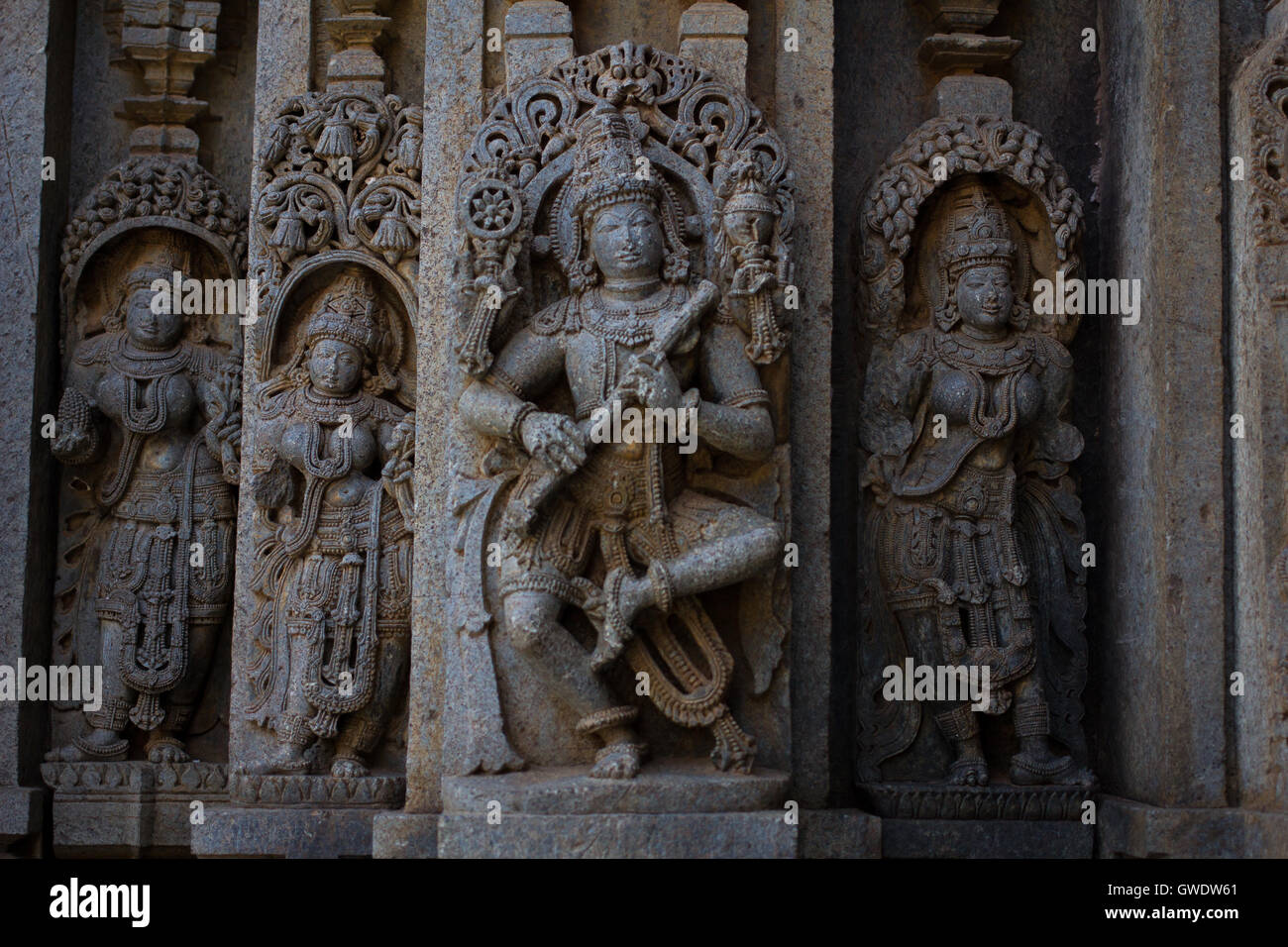 Image du dieu hindou Krishna jouant de la flûte dans Chennakesava temple, Somanathapura,Karnataka, Inde, Asie Banque D'Images