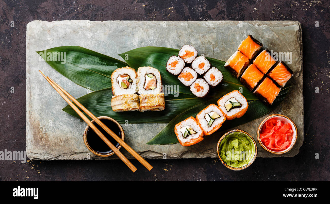 Set à Sushi rolls sur bambou vert feuille sur la plaque d'ardoise gris board Banque D'Images