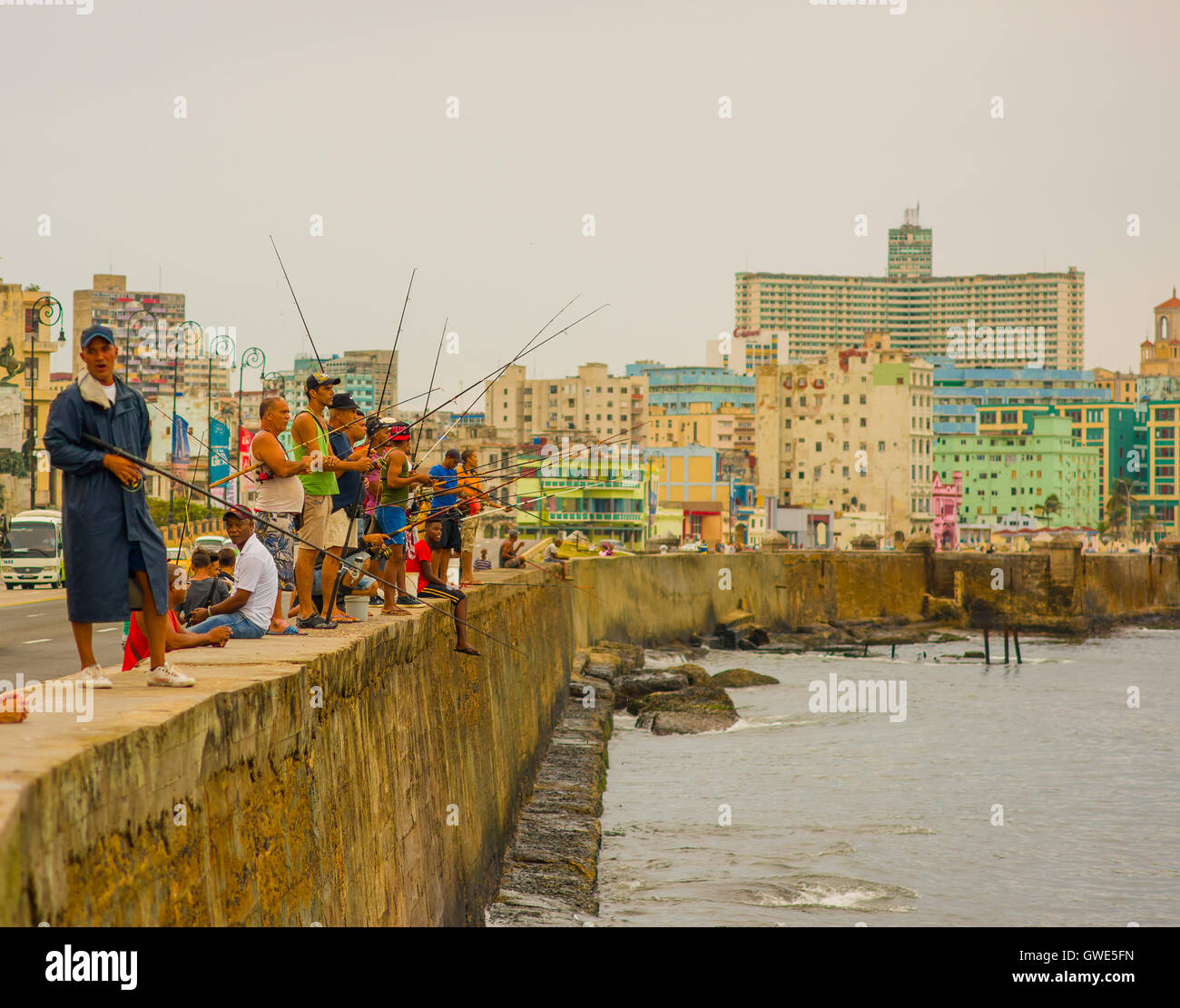 La HAVANE, CUBA - 30 août 2015 : Les hommes de pêcher sur la mer dans la ville de La Havane, Malecon quay. La pêche est un passe-temps commun dans la Cub Banque D'Images