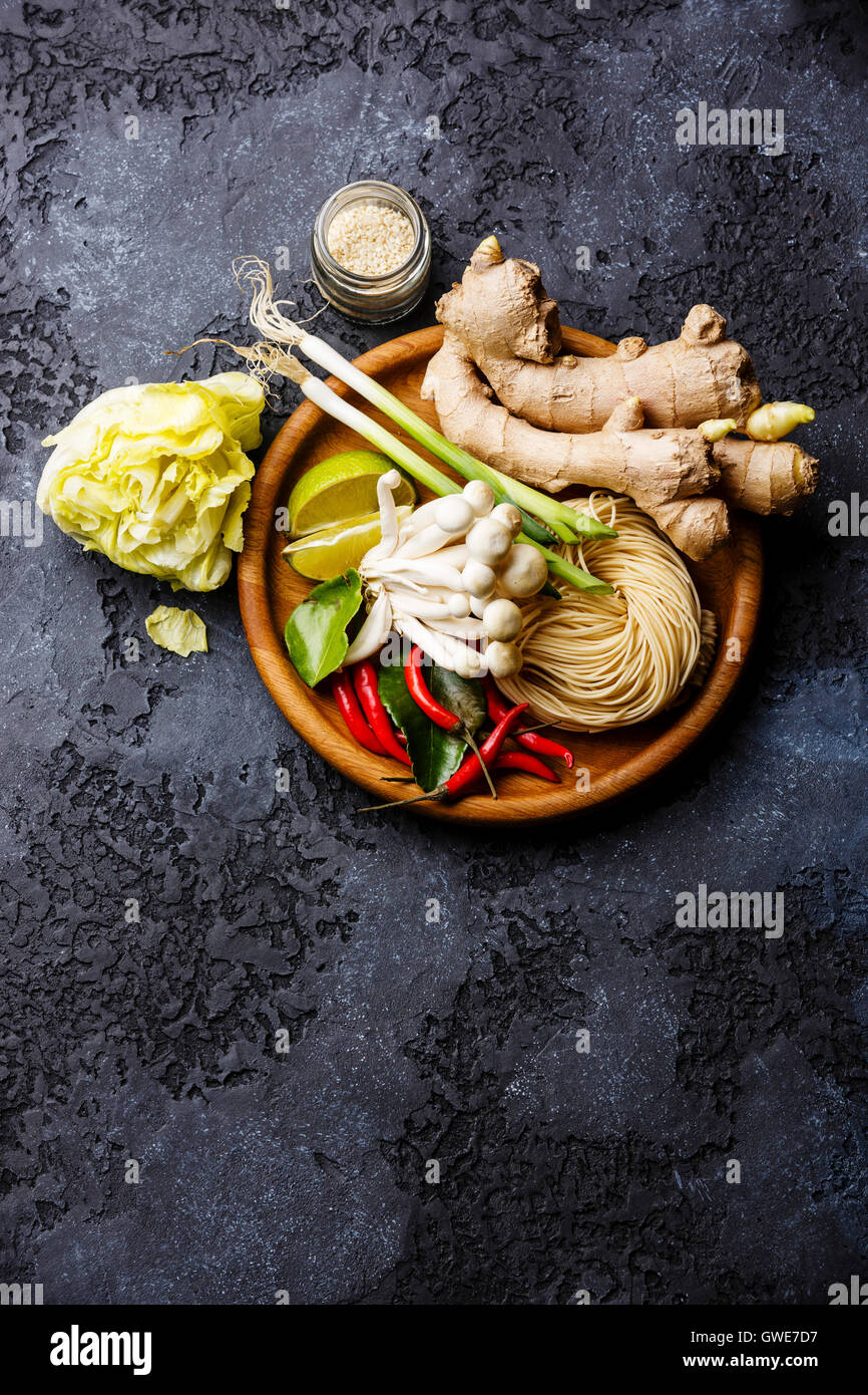 Ingrédients de base pour les nouilles ramen épicés asiatiques aux champignons sur fond sombre Banque D'Images