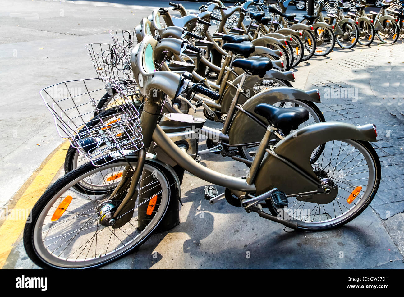 Des vélos de location sont populaires auprès des touristes à Paris Banque D'Images